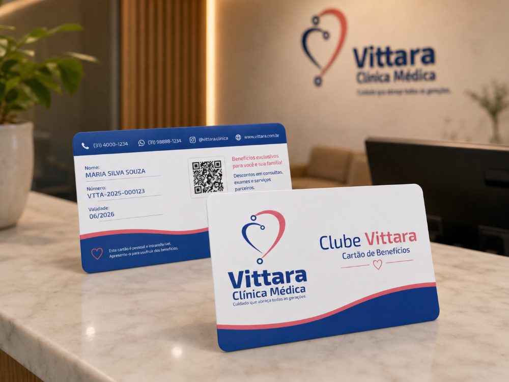 Cartão do Clube Vittara, frente e verso, sobre o balcão da recepção
